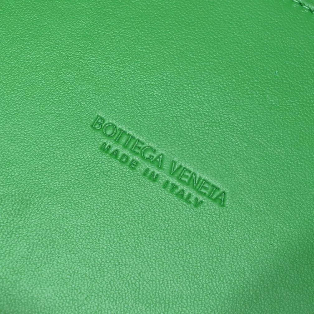 What can you put in Bottega Veneta’s new bowling bag? Have you got the new bowling bag? Super large capacity ~ The key is low-key, simple and casual style ~ the fashion sense is not reduced at all. It combines BV's classic woven elements and can also be used for computers. The length of the shoulder straps can be adjusted. It is suitable for tall girls to carry. Boys also have a sunny back☀️ Style number: 7466# Size: 28*21*16